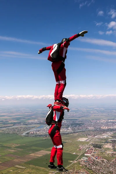 Dva Sportovní Parašutisté Postaví Postavu Volném Pádu Extrémní Sportovní Koncept — Stock fotografie