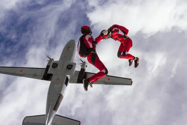 Twee Sportparachutisten Bouwen Een Figuur Vrije Val Extreem Sportconcept Rechtenvrije Stockafbeeldingen