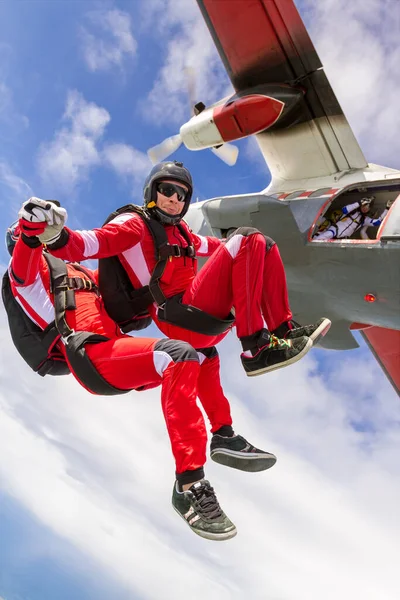 Due Paracadutisti Sportivi Costruiscono Una Figura Caduta Libera Concetto Sport — Foto Stock