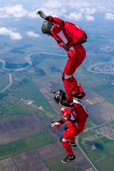 两个跳伞运动员在自由落体中形成了一个人形 极端体育概念 — 图库照片