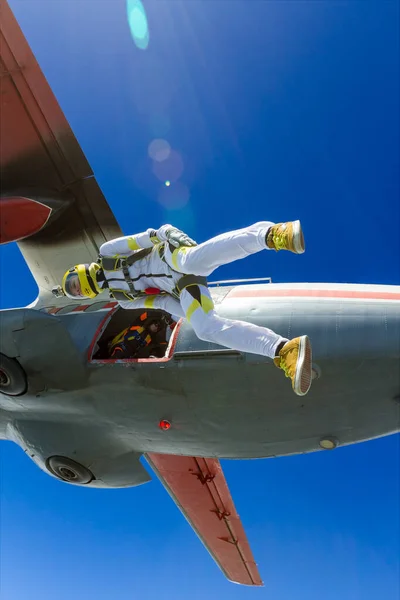 Dziewczyna Wykonuje Skydiver Freefall Postać — Zdjęcie stockowe
