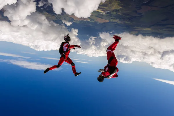 Zwei Fallschirmspringer Bauen Freien Fall Eine Figur Extremsportkonzept Stockfoto