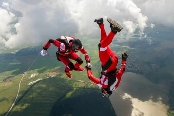 Twee Sportparachutisten Bouwen Een Figuur Vrije Val Extreem Sportconcept Rechtenvrije Stockafbeeldingen