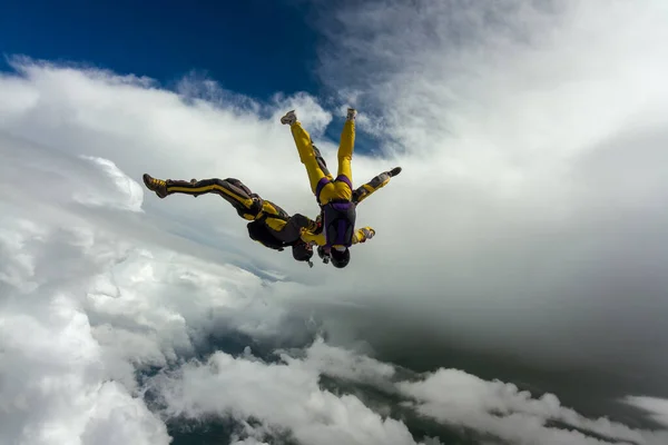Fallschirmspringen Foto Drei Fallschirmspringer Bauen Freien Fall Eine Figur Extremsportkonzept — Stockfoto