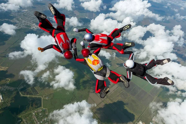 Een Parachutesprong Vier Sportparachutisten Bouwen Een Figuur Vrije Val Extreem — Stockfoto