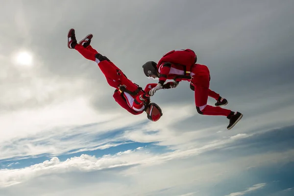 Een Parachutesprong Twee Sportparachutisten Bouwen Een Figuur Vrije Val Extreem — Stockfoto