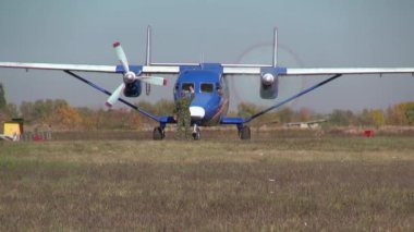 motorları çalıştırırken çift motorlu uçaktaki pervanelerin dönüşünü kontrol eden adamın arka görünümü 