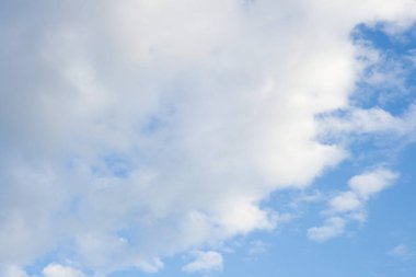 Güzel mavi gökyüzü, az bulutlu güneşli bir günde