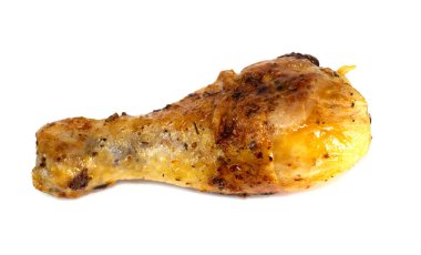 Kızarmış tavuk budu tabakta, beyaz arka planda yalıtılmış otlar.