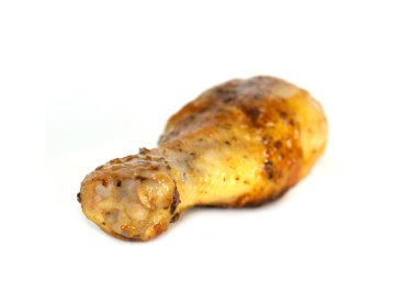 Kızarmış tavuk budu tabakta, beyaz arka planda yalıtılmış otlar.