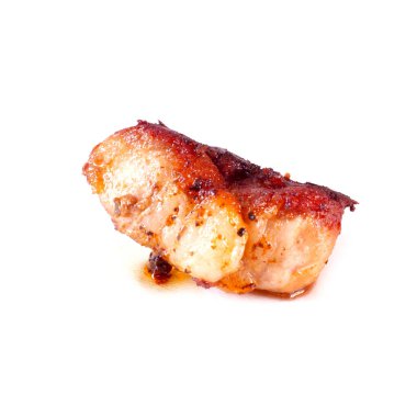 Bir parça kızarmış et domuz omzu, beyaz arka planda izole edilmiş.