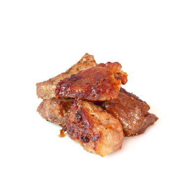 Beyaz arka planda birkaç parça kızarmış et domuz omzu izole edilmiş.
