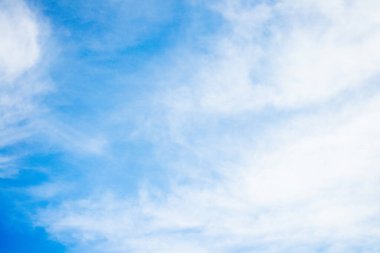 Güzel mavi gökyüzü, az bulutlu güneşli bir günde