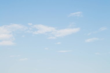 Güzel mavi gökyüzü, az bulutlu güneşli bir günde