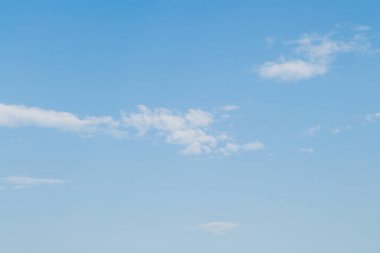 Güzel mavi gökyüzü, az bulutlu güneşli bir günde
