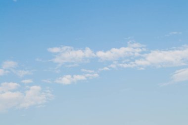 Güzel mavi gökyüzü, az bulutlu güneşli bir günde