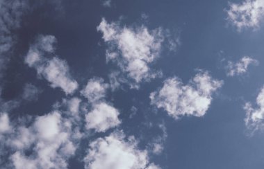 Güzel mavi gökyüzü, az bulutlu güneşli bir günde