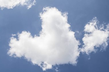 Güzel mavi gökyüzü, az bulutlu güneşli bir günde