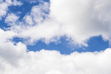 Güzel mavi gökyüzü, az bulutlu güneşli bir günde