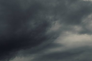 Gün batımında bulutların az olduğu güzel karanlık gökyüzü