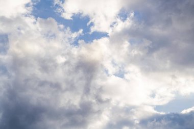 Güzel mavi gökyüzü, az bulutlu güneşli bir günde