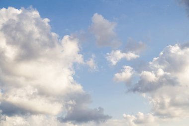 Güzel mavi gökyüzü, az bulutlu güneşli bir günde