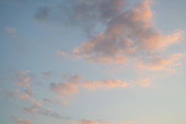 Gün batımında bulutların az olduğu güzel karanlık gökyüzü