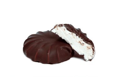 Beyaz arka planda izole edilmiş çikolata jölesiyle kaplanmış iştah açıcı tatlı marşmelovlar.