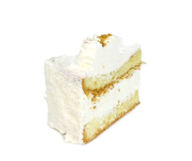 Lezzetli iştah açıcı tatlı üçgen kremalı pasta beyaz arka planda izole edilmiş beyaz hindistan cevizi taneleriyle kaplı.