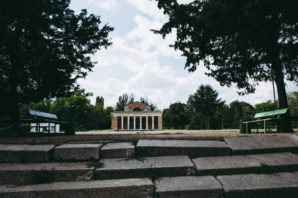 Paisagem Parque Árvores Folhagem Estrada Antigo Edifício Abandonado Nas Antigas — Fotografia de Stock