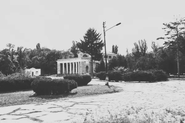 Paisaje Del Parque Árboles Follaje Carretera Antiguo Edificio Abandonado Las —  Fotos de Stock