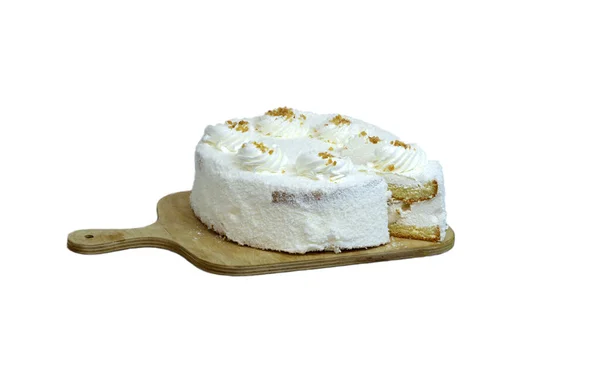 白い背景に隔離された木製ボード上の白いココナッツフレークで覆われたおいしい食欲をそそる甘いラウンド全体のケーキ — ストック写真