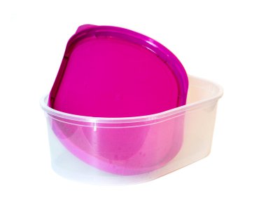 Beyaz arka planda izole edilmiş küçük bir plastik yiyecek kabı.