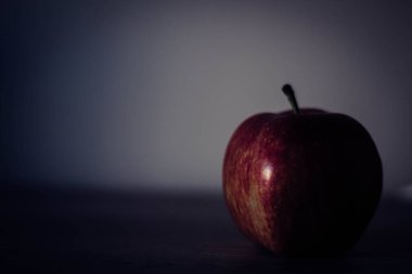 Elmalı karanlık kavramsal arka plan ve yazıtlar için boş bir yer, sanat fotoğrafı.