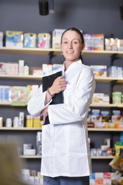 iş yerinde not almak çekici bir eczacı görünümünü