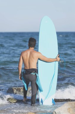 Plajda onun surfboard holding genç çekici sörfçü
