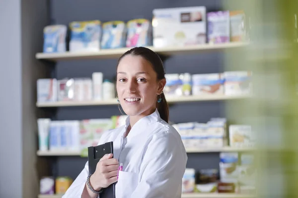 Vista Farmacéutico Atractivo Tomando Notas Trabajo —  Fotos de Stock