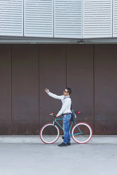 Hipster Człowiek Biorąc Selfie Jest Dojazd Pracy Rower Mocowanych Palach — Zdjęcie stockowe