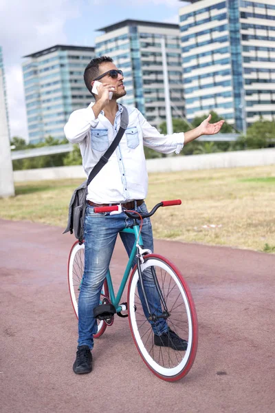 Stedelijke Man Met Behulp Van Een Telefoon Straat Stadsgezicht — Stockfoto