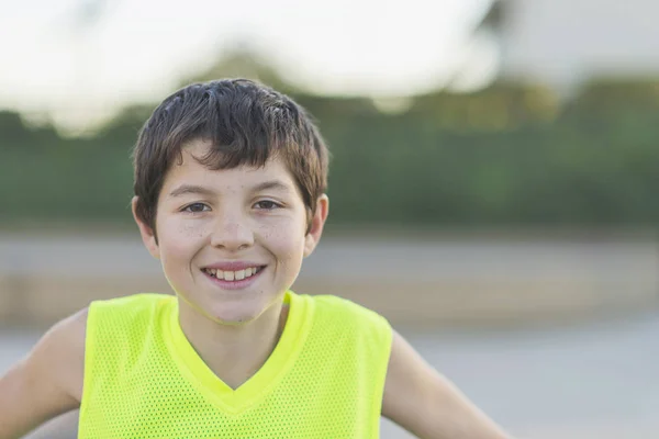 Portret Van Een Jonge Tiener Met Een Gele Basketbal Mouwloze — Stockfoto