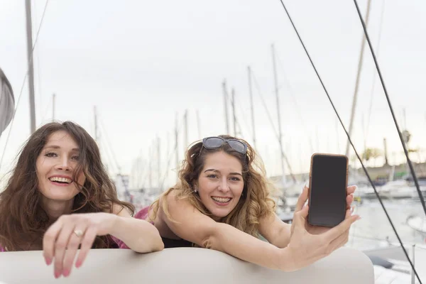 Primer Plano Retrato Dos Novias Emocionadas Con Teléfonos Móviles Acostados — Foto de Stock