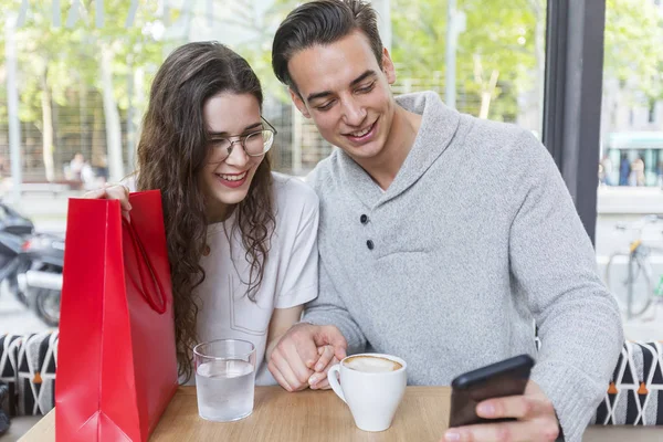 Rolig Par Eller Äktenskap Dela Smartphone För Att Titta Media — Stockfoto