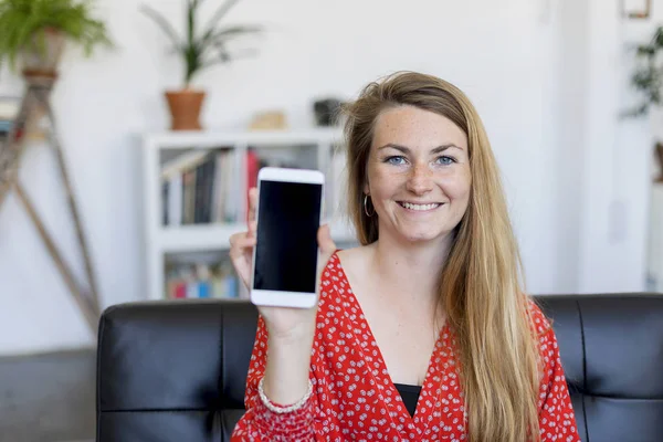 Frau Einem Hemd Das Einen Smartphone Bildschirm Zeigt Der Hause — Stockfoto