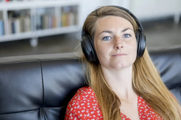 Una Foto Cabeza Hombro Una Mujer Mirando Cámara Con Auriculares — Foto de Stock