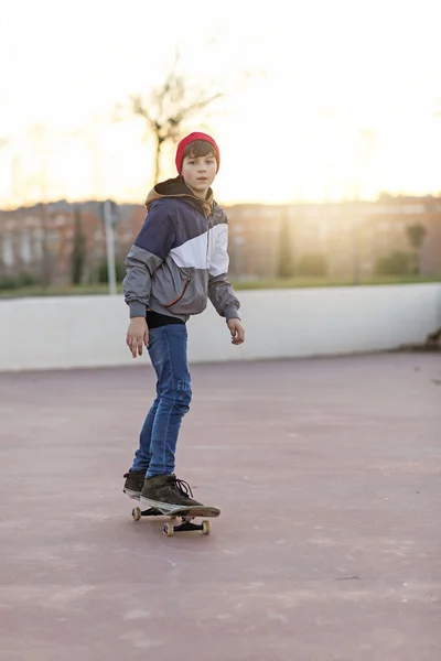 Adolescente Practicando Con Monopatín Ciudad Del Amanecer — Foto de Stock