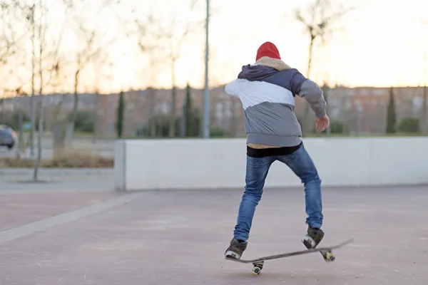 Adolescente Praticando Com Skate Nascer Sol Cidade — Fotografia de Stock