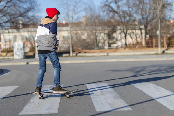Teenager Cvičí Skateboard City Sunrise — Stock fotografie