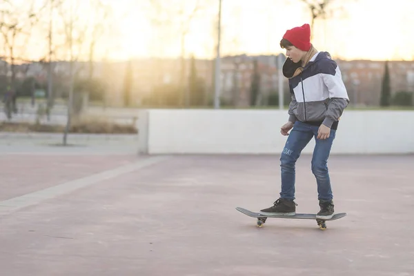 Tiener Oefenen Met Skateboard Bij Zonsopgang City — Stockfoto