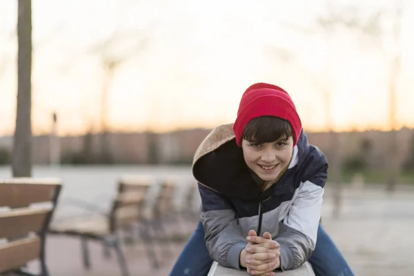 Giovane Adolescente Ritratto Indossando Cappello Rosso — Foto Stock