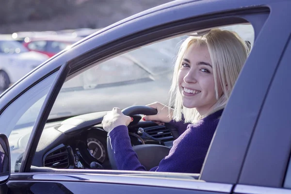 Mladá Žena Řídí Auto Městě Portrét Krásné Ženy Autě Dívající — Stock fotografie